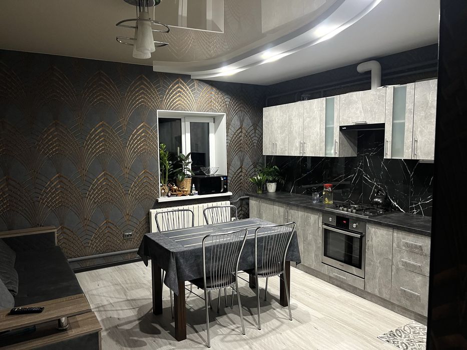 Будинок з ремонтом та терасою