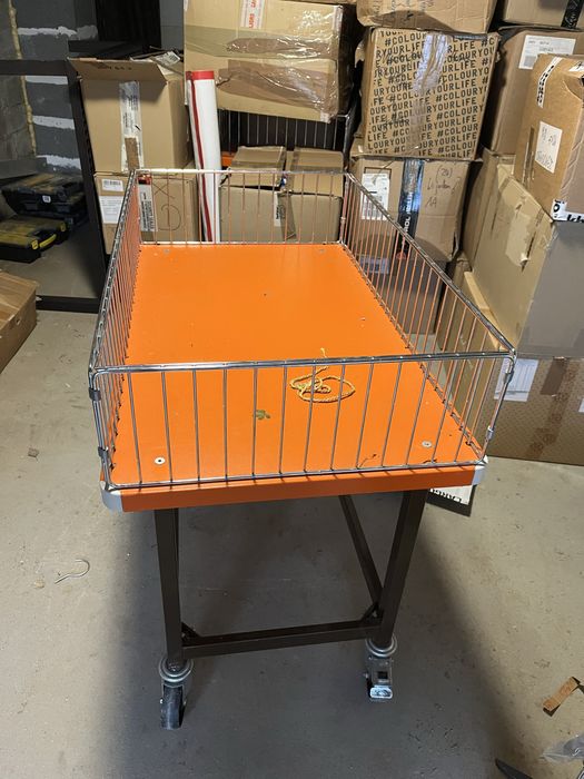 Wozek z koszykiem na kołkach