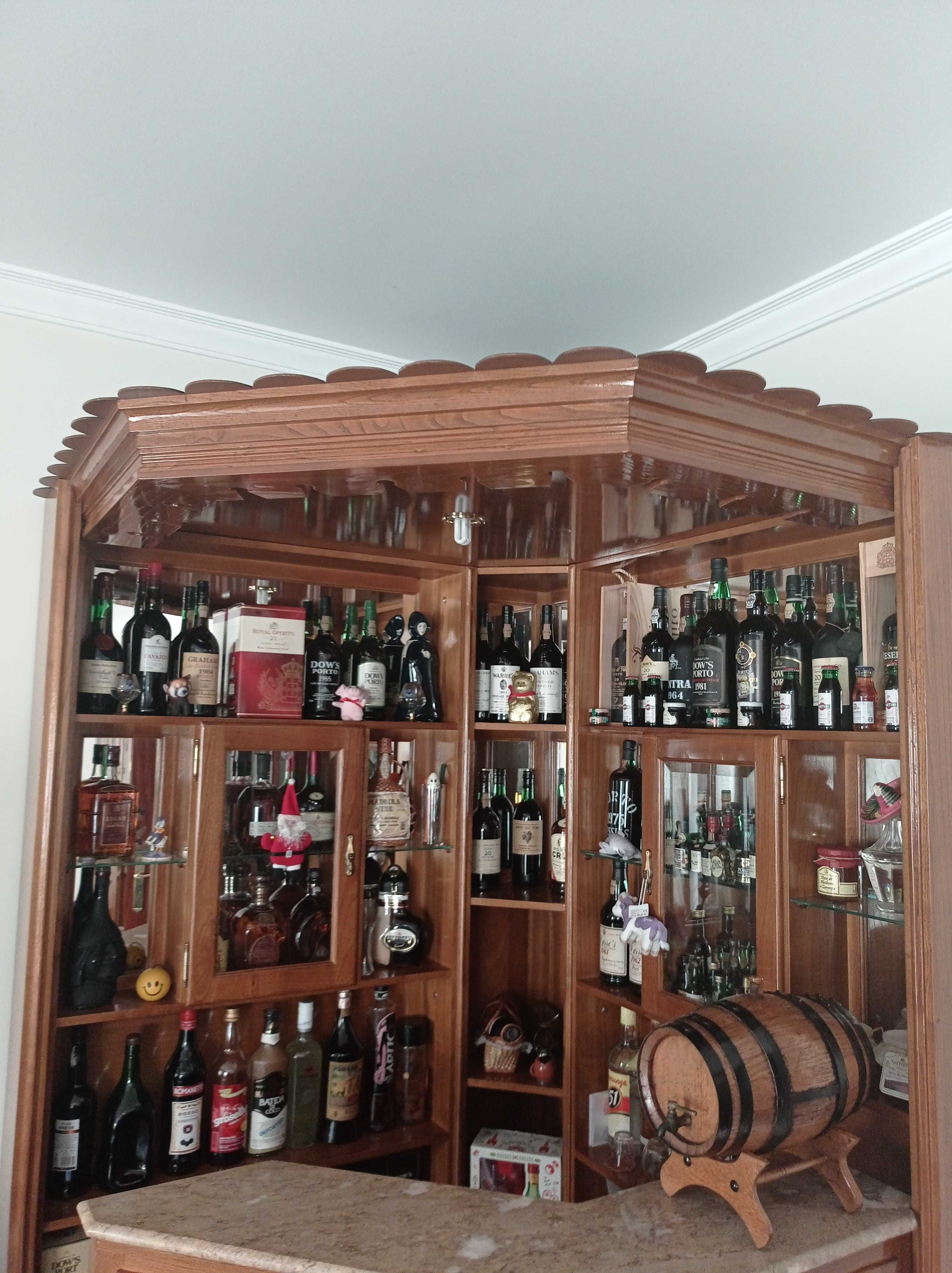 móvel-bar de sala em madeira de castanho, como novo