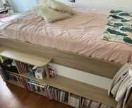 Cama(+ colchão ortopédico)de casal 183cmX133cm, arrumação e biblioteca