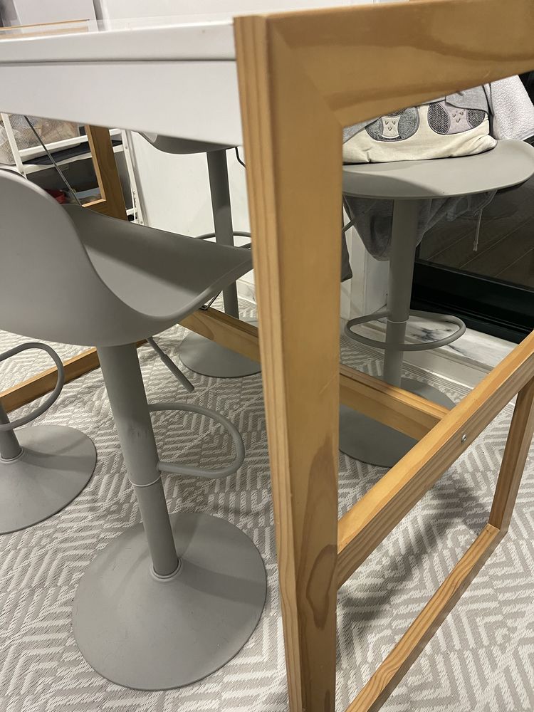 Mesa e bancos altos
