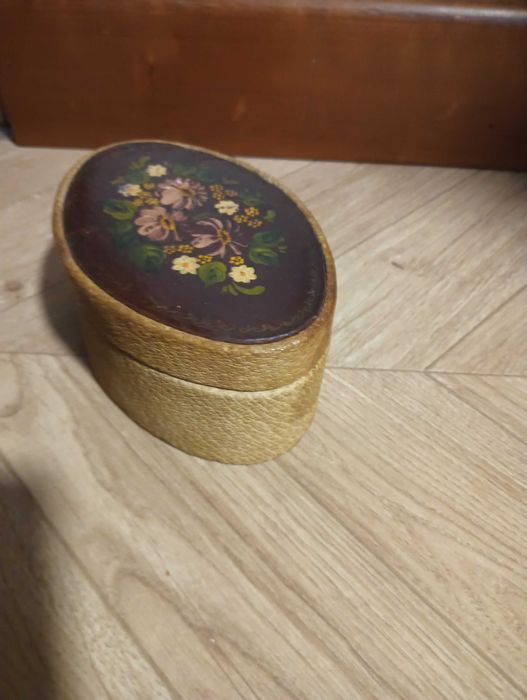 Pudełko z pokrywką stare skórzane malowane puzderko