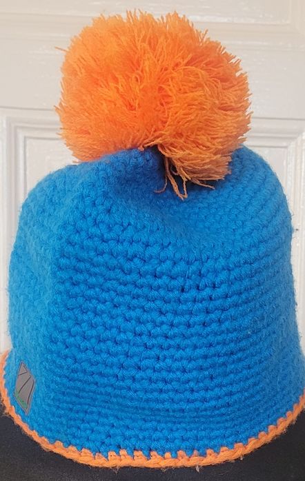 Czapka damska, młodzieżowa z pomponem