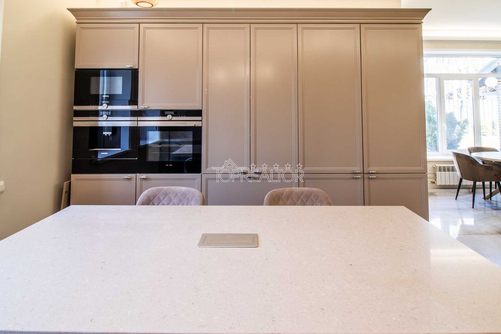 У продажі сучасний будинок с басейном в селищі Лісне! Без комісії!