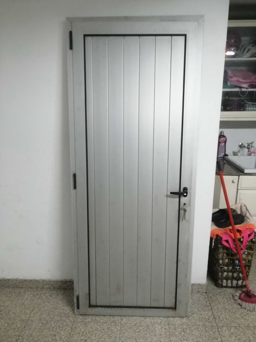 Porta de serviço de alumínio Ripado, Cor cinza 205x85 Aprox.