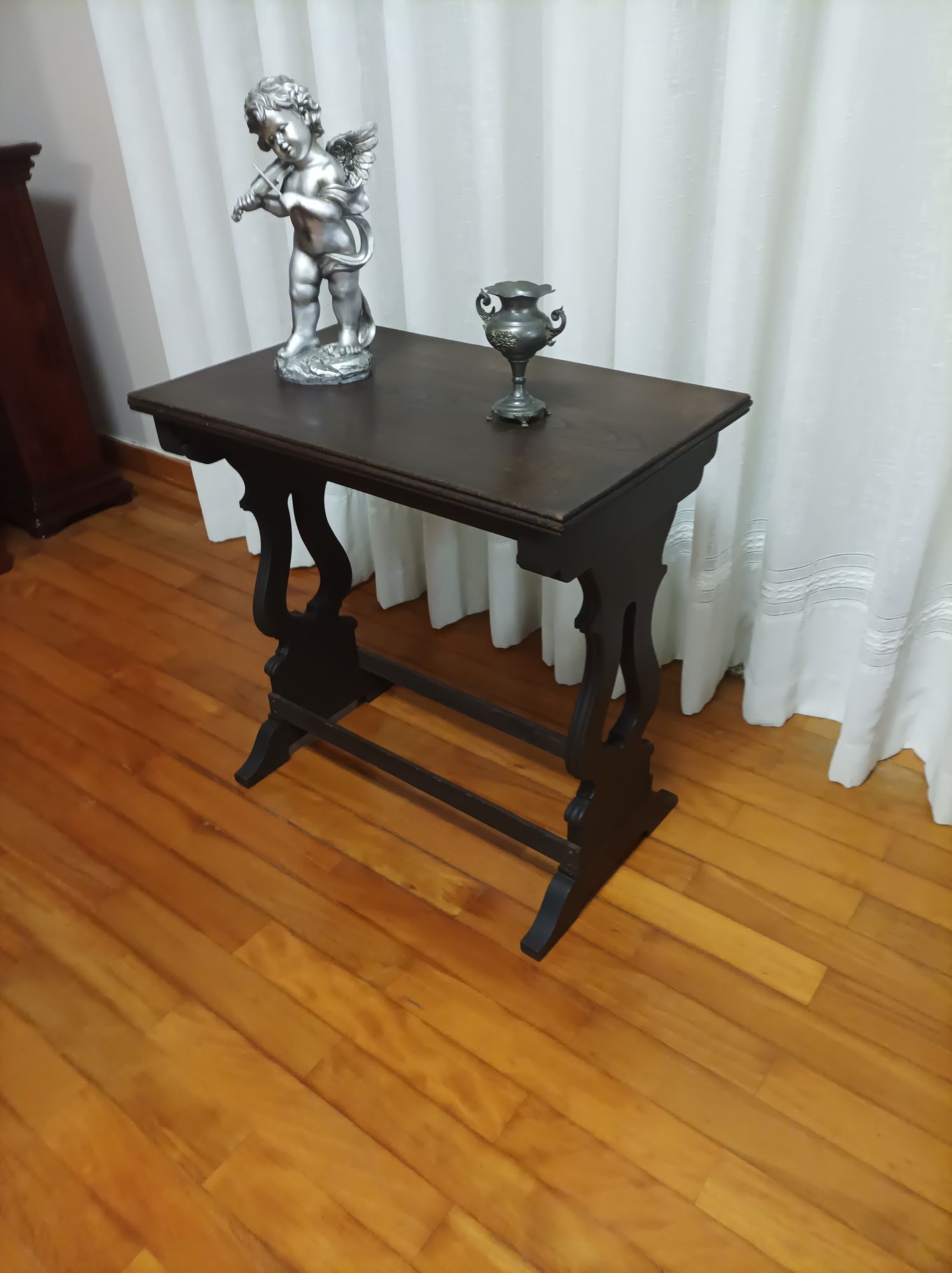 Mesa antiga de apoio restaurada estilo rústico em madeira de castanho
