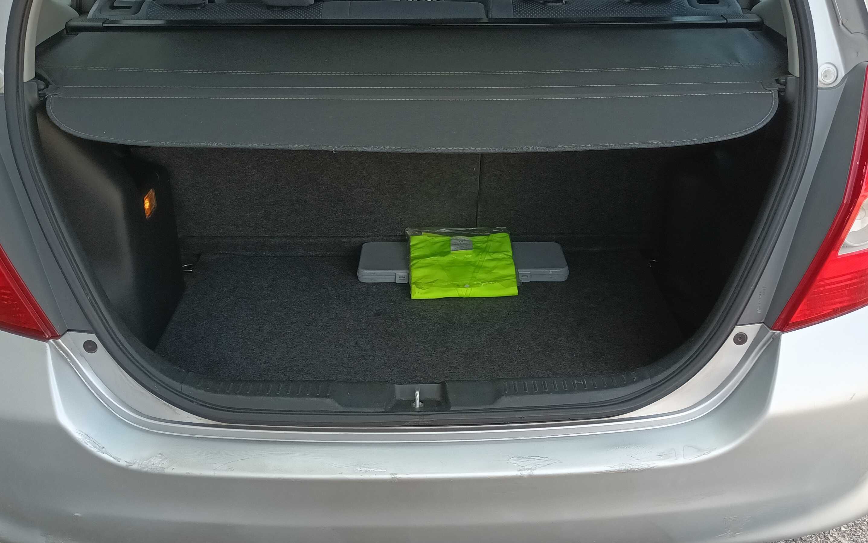 Honda Jazz 1.2 gasolina, de 2005, só 140.260 Km (reais) em bom estado.