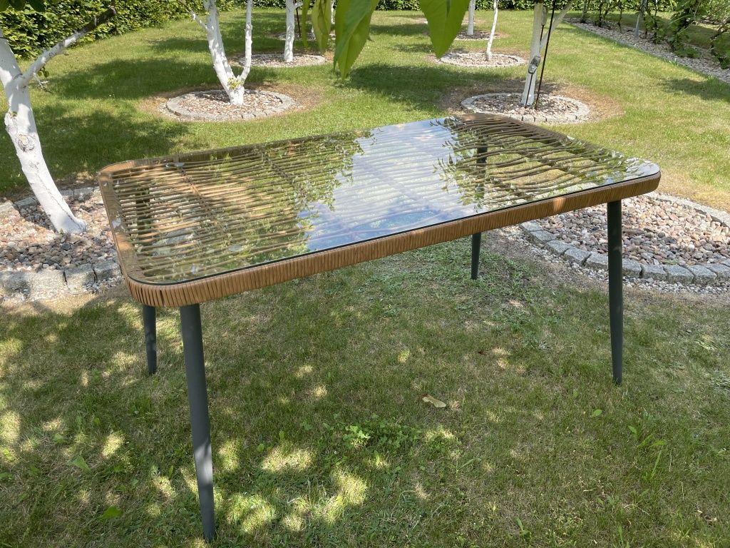 Stół ogrodowy pleciony.