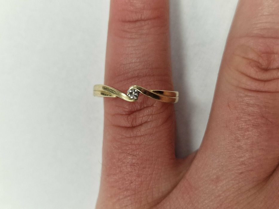Złoty pierścionek/ 585/ 1.84 gram/ R16/ Apart/ DIA 0.06 CT/ nowoczesny