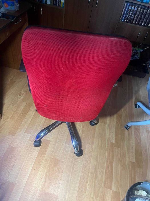 Крісло червоне чорне