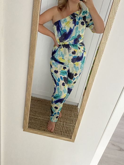 Wzorzysty, elegancki kombinezon z dlugimi nogawkami na jedno ramie