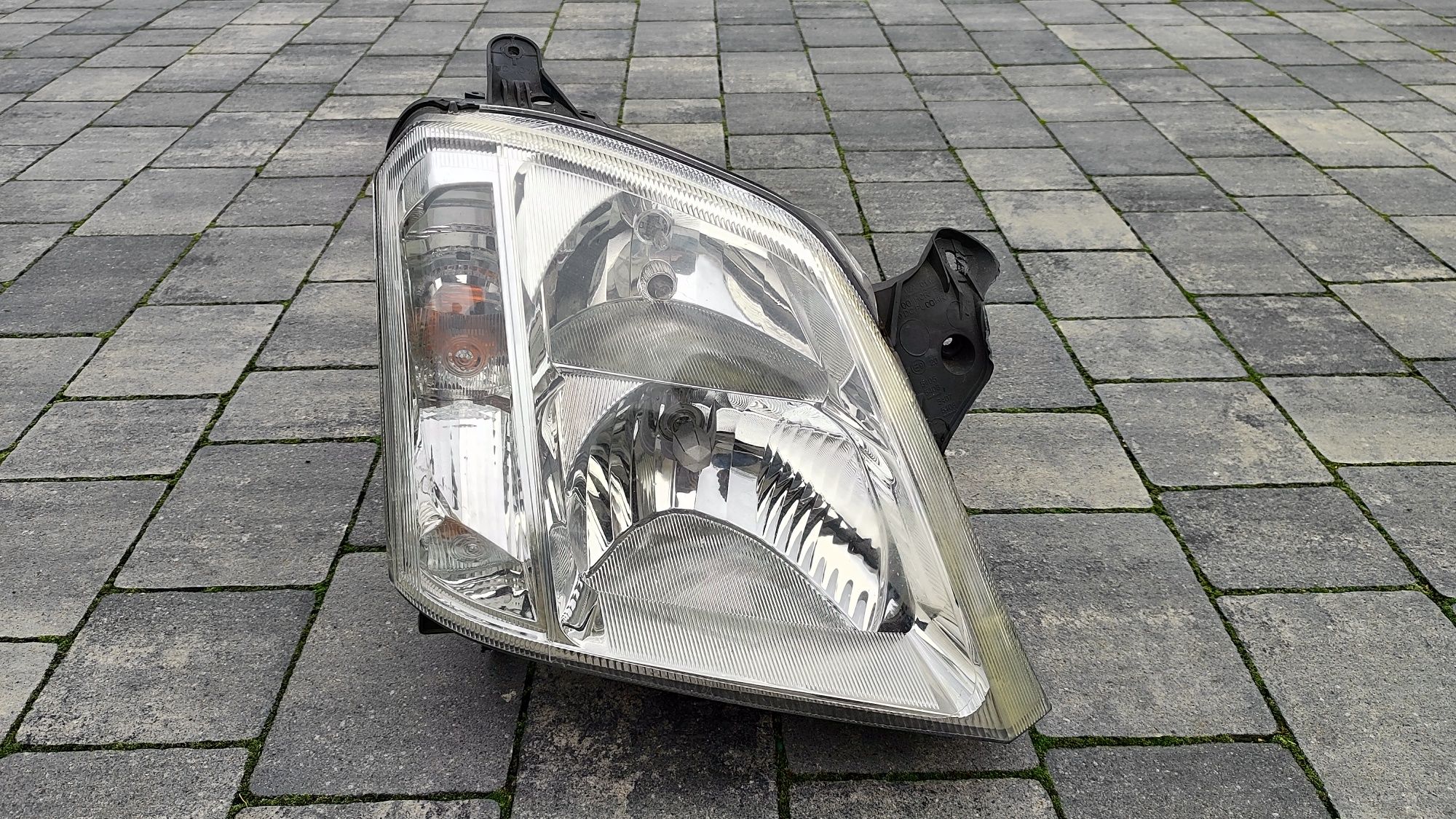 Lampy przednie przód Opel Meriva A 02-10 Valeo Europa