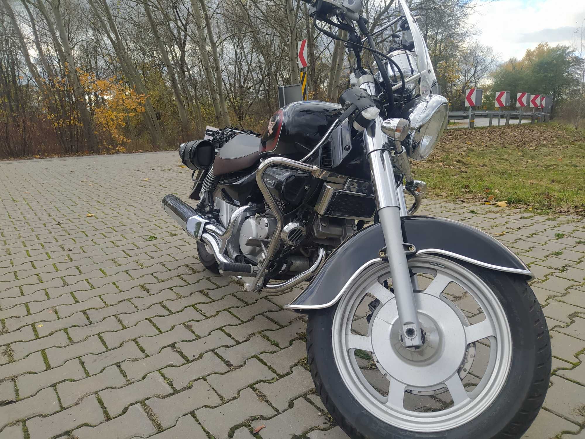 Motocykl HYOSUNG GV 125 na gaźniku Polski salon