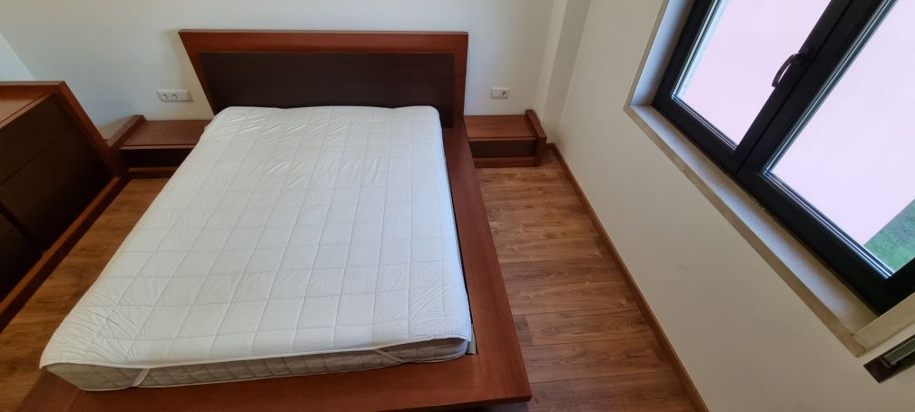 Cama com 2 mesas de cabeceira em cerejeira e wenge