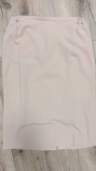 Beżowa piękna garsonka