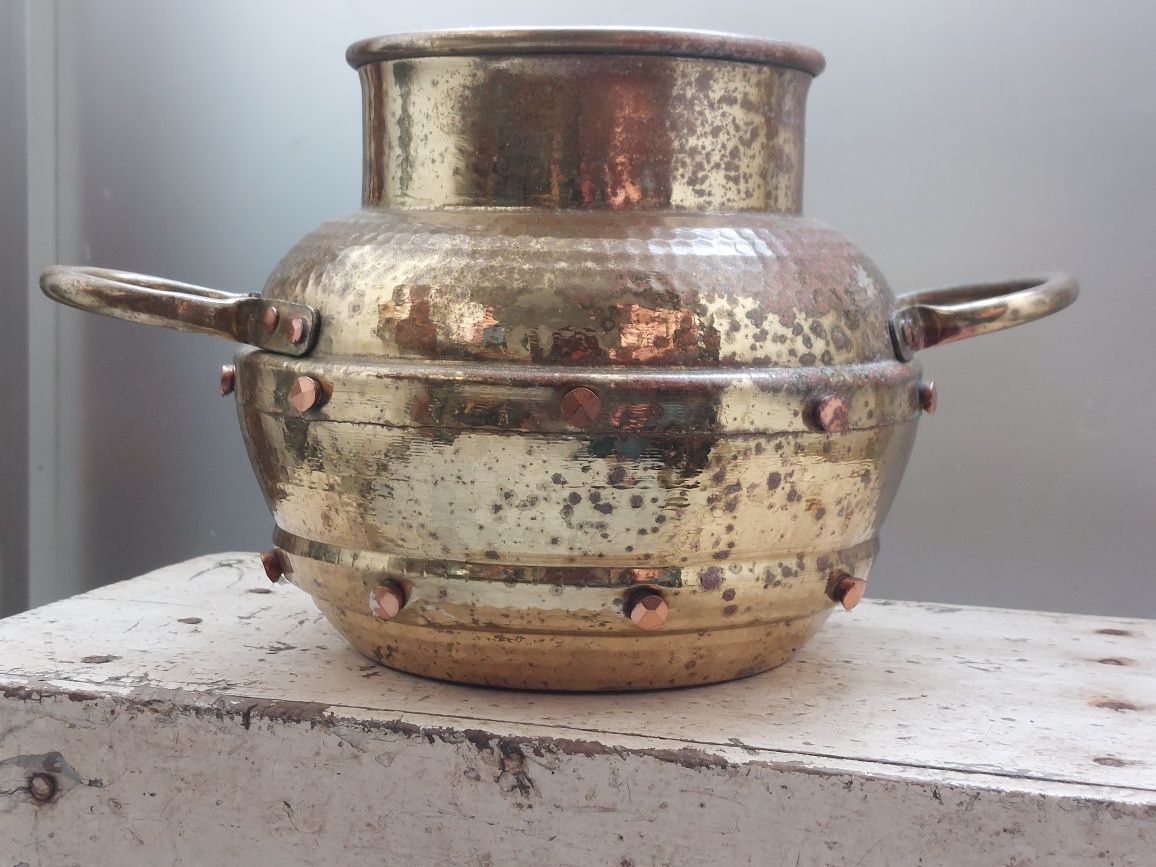 Vaso em latão com asas em ferro