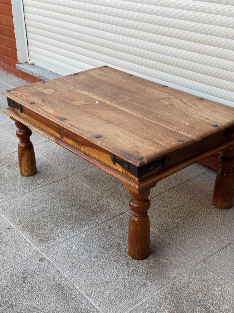 Mesa de centro rústica em madeira maciça com ferragens