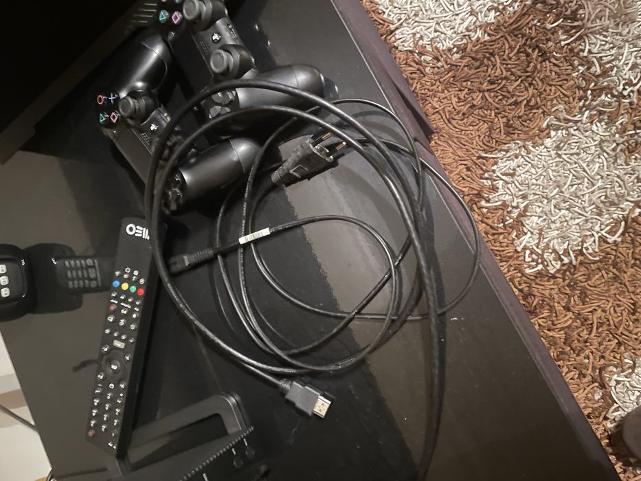 PS4 Slim 500GB com 2 comandos e uma câmara