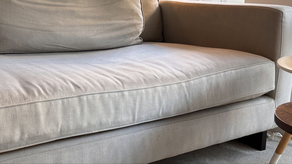 Sofa  de  sala em muito bom estado , beige 3 almofadas.
