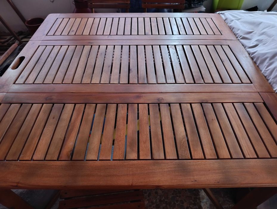 Mesa em madeira e 4 cadeiras