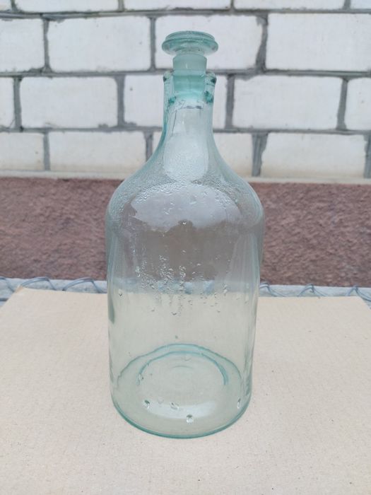 Скляні бутлі, та графіни.