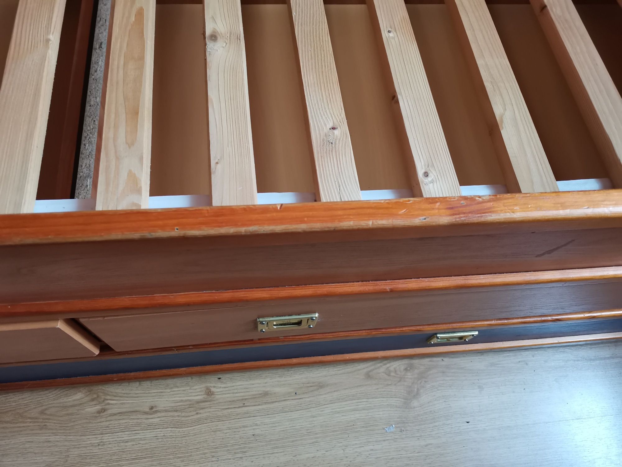 Łóżko podwójne z wysuwanymi szufladami