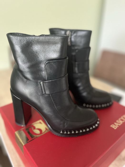 Кожаные ботинки на каблуке