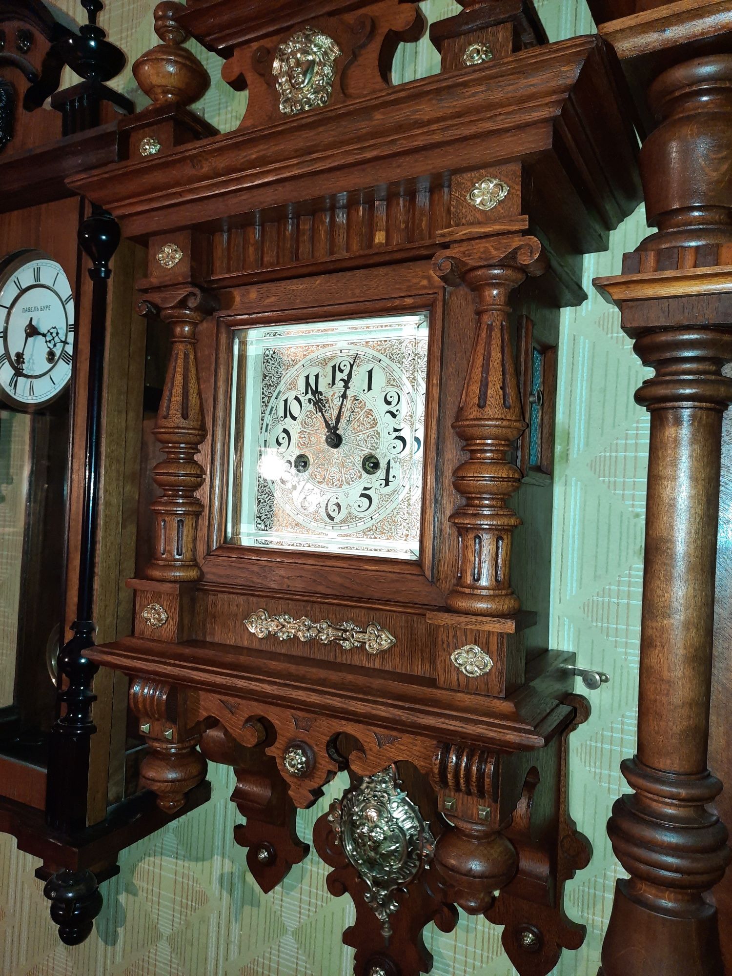 Часы настенные, старинные, антикварные.