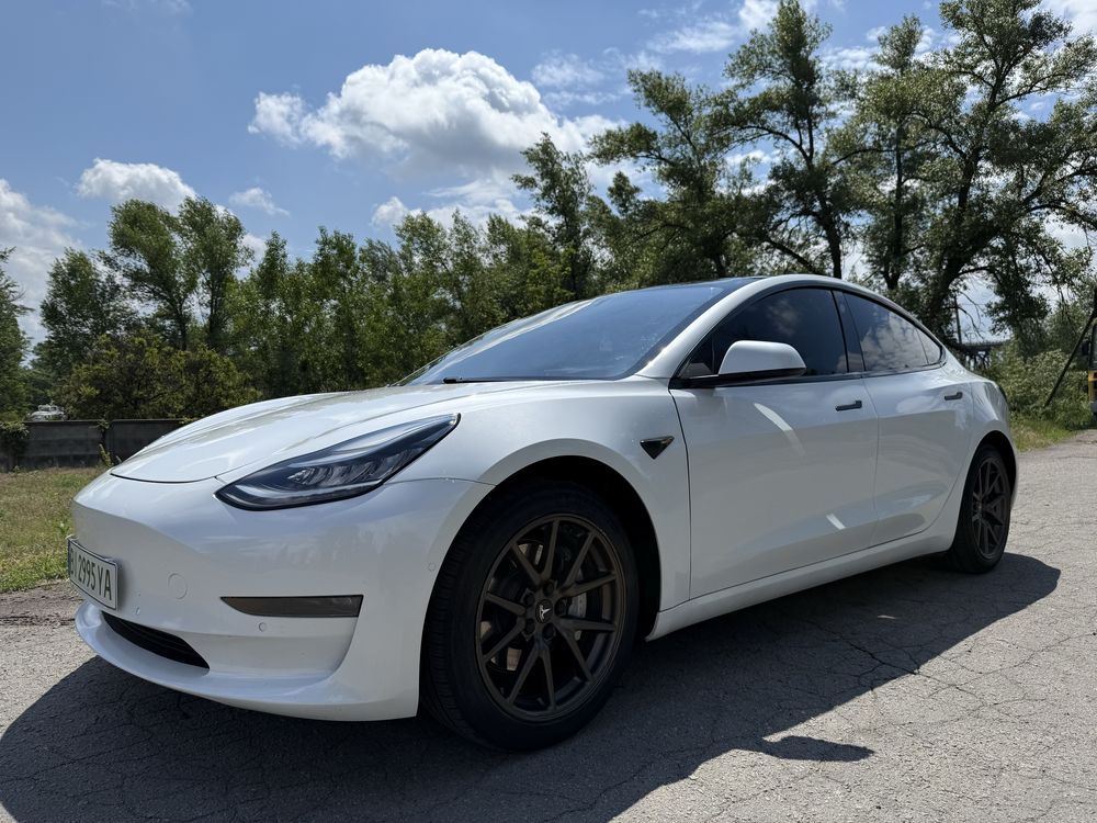Tesla model 3  2020рік 492кінські сили
