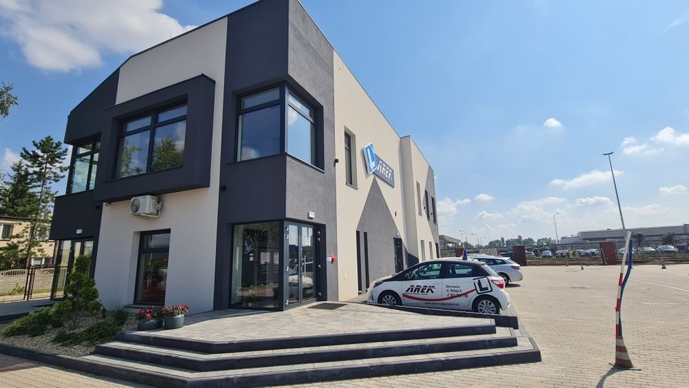 Wynajmę lokal z możliwością wynajmu sal wykładowych. .