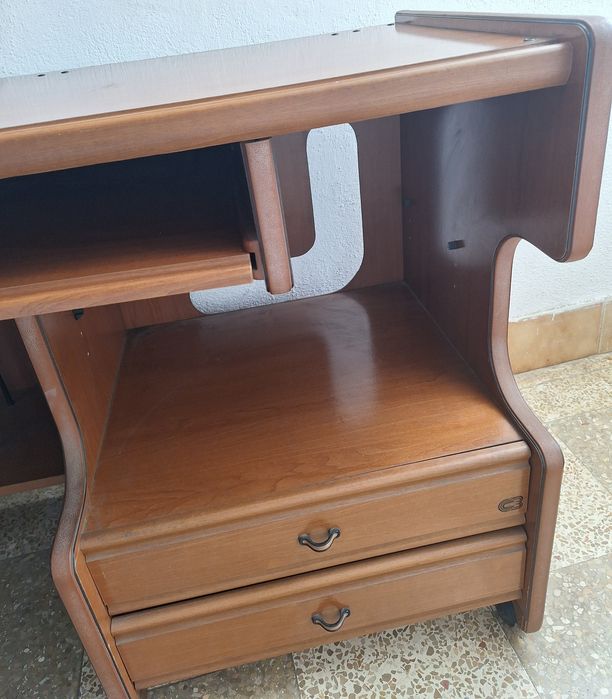 Secretária em madeira - 1,15 m x 0,57 m x 0,80 m - Usada