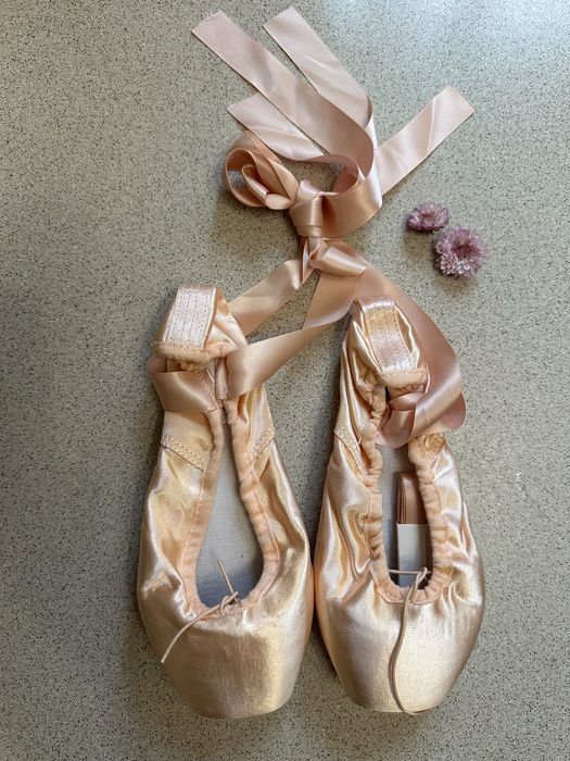 Пуанти Soudittur з атласними стрічками розмір 39