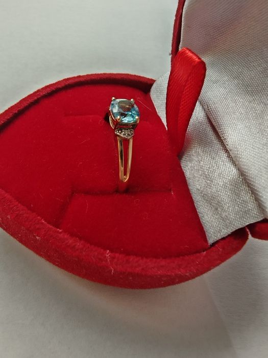 Złoty pierścionek zaręczynowy nowy