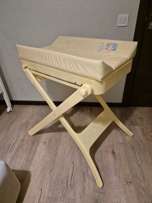 Сповивальний столик, пеленальний столик