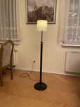 Lampa stojąca z białym abażurem