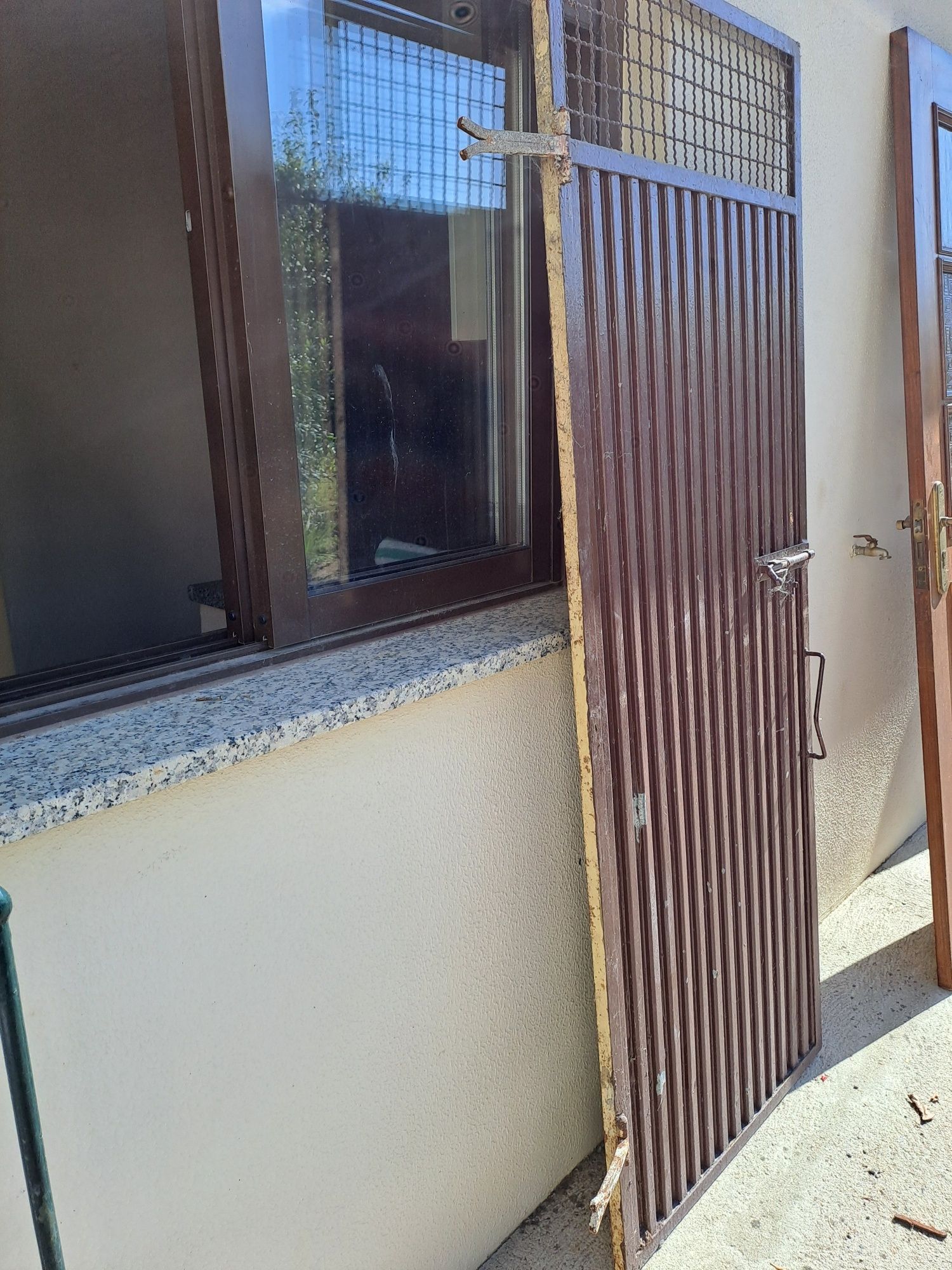 Porta de Metal com trinco de metal