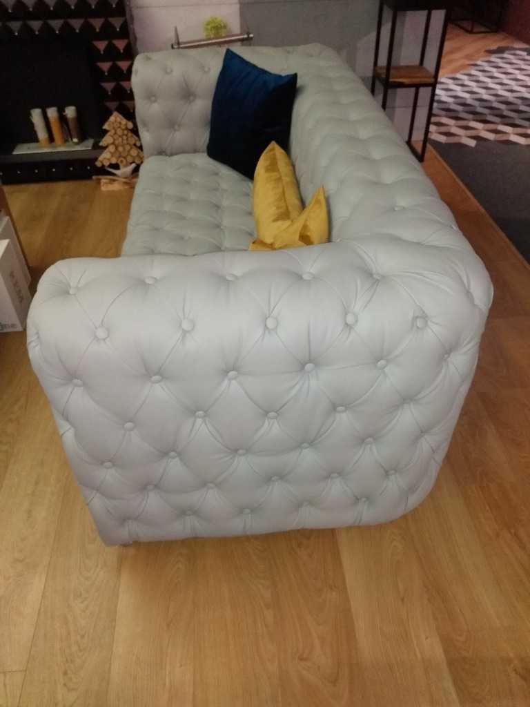 Sofa dwuosobowa, pikowana w stylu Glamour