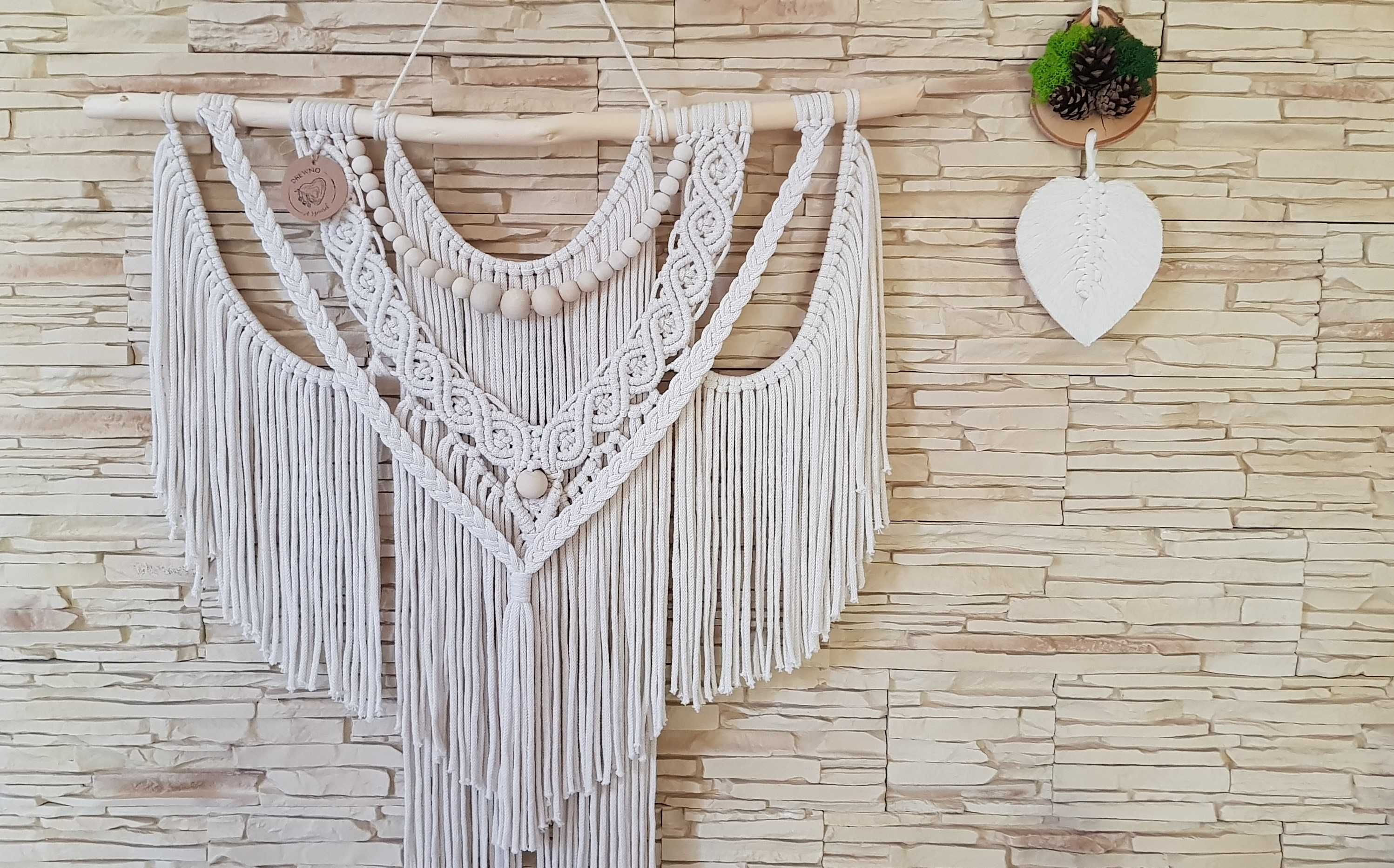Makrama na drewnianej gałęzi ze sznurka boho naturalne dekoracje