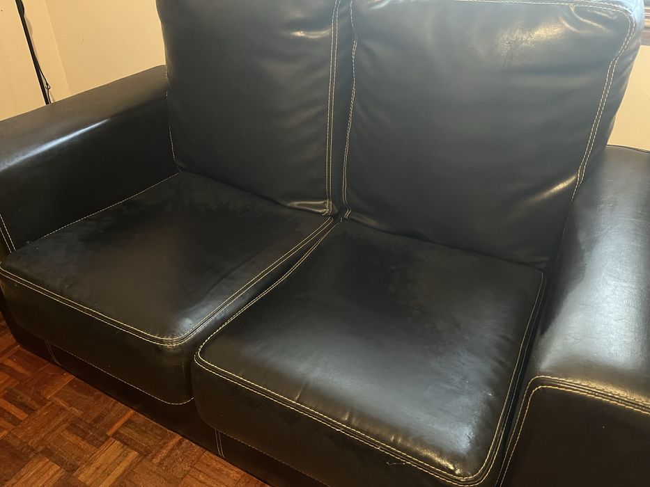 Conjunto de Sofas em couro preto em bom estado