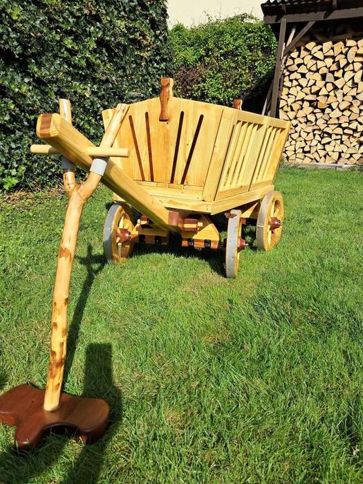 Drewniany wózek ogrodowy – dekoracja ogrodu, restauracji, studia foto