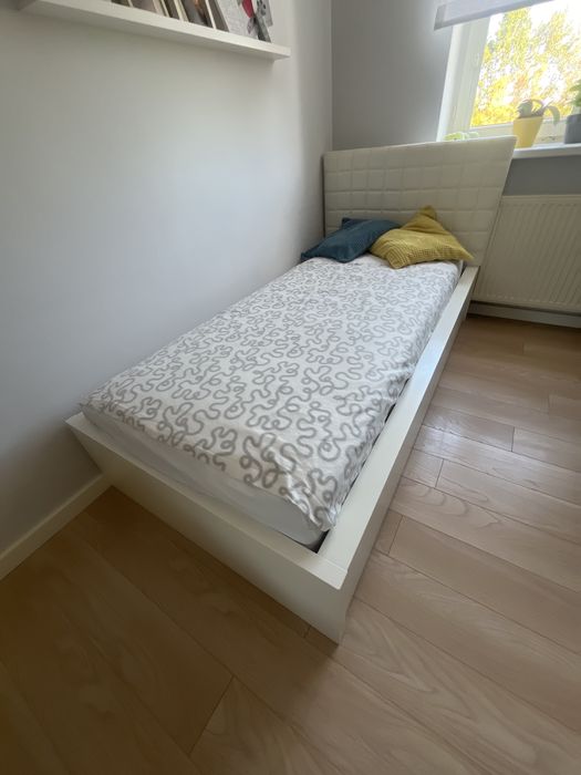 Rama łóżka Ikea Malm 90x200 z dnem Luroy i pikowanym zagłówkiem.