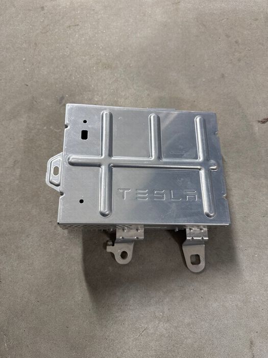 Підсилювач сабвуфера Telsa Model Y