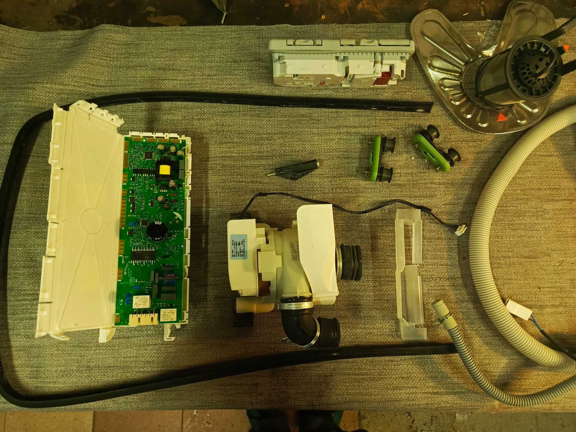 Części "Pompa" zmywarki Elektrolux ESL4510LO