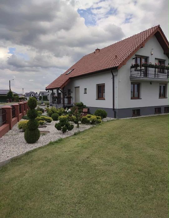 Dom wolnospojący z poddaszem, garażem i ogrodem – Walce