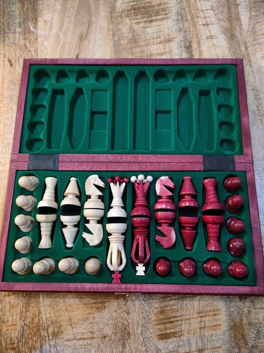 Szachy drewniane królewskie wiśniowe.  Kaseta 31.