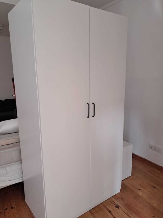 Armário de 2 Portas Branco como novo - Prateleiras e Vareiro - 100€