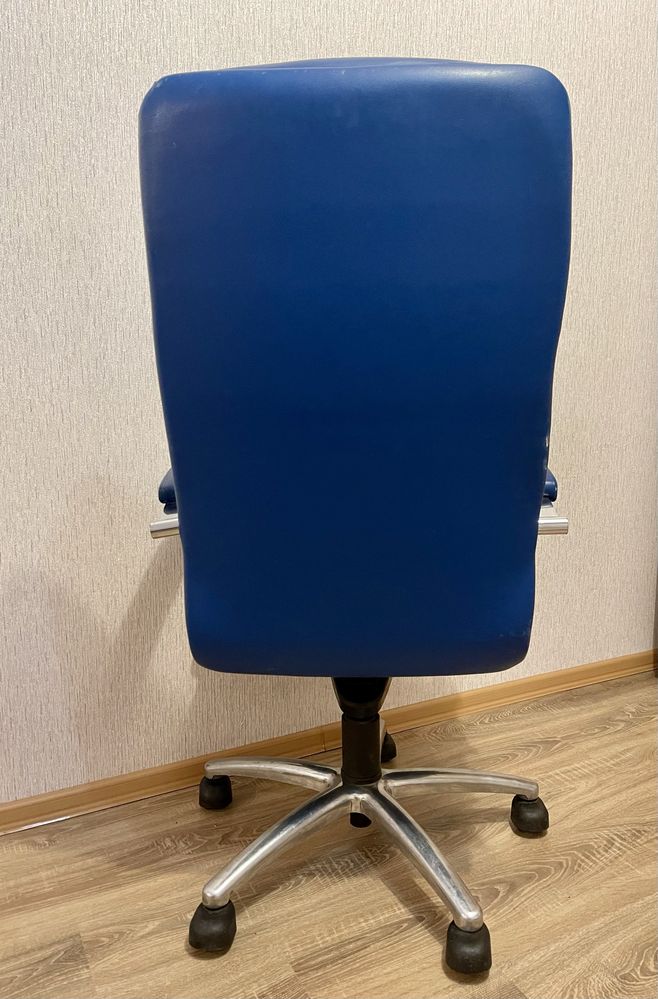 Продам кресло натуральная кожа для менеджера директора управляющего