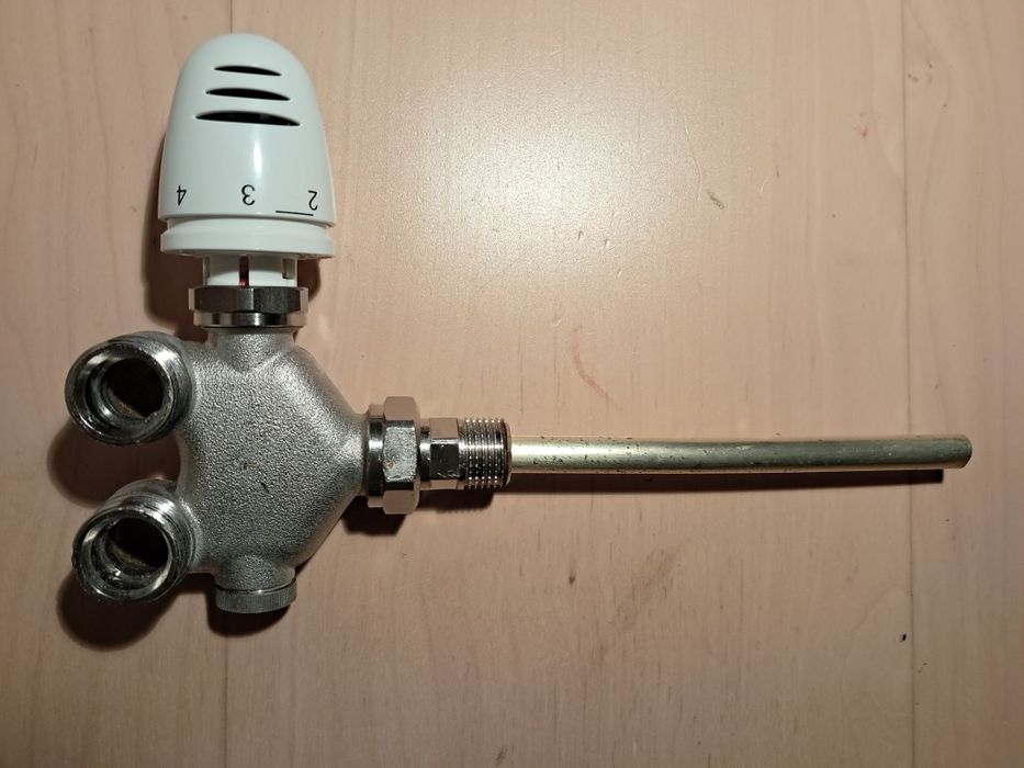 Zawór Herz do grzejnika łazienkowego z termostatem nieużywany