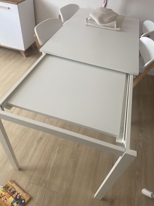 Stół rozkladany z krzesłami