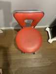 Taboret kosmetyczny z oparciem BG-823 czerwony